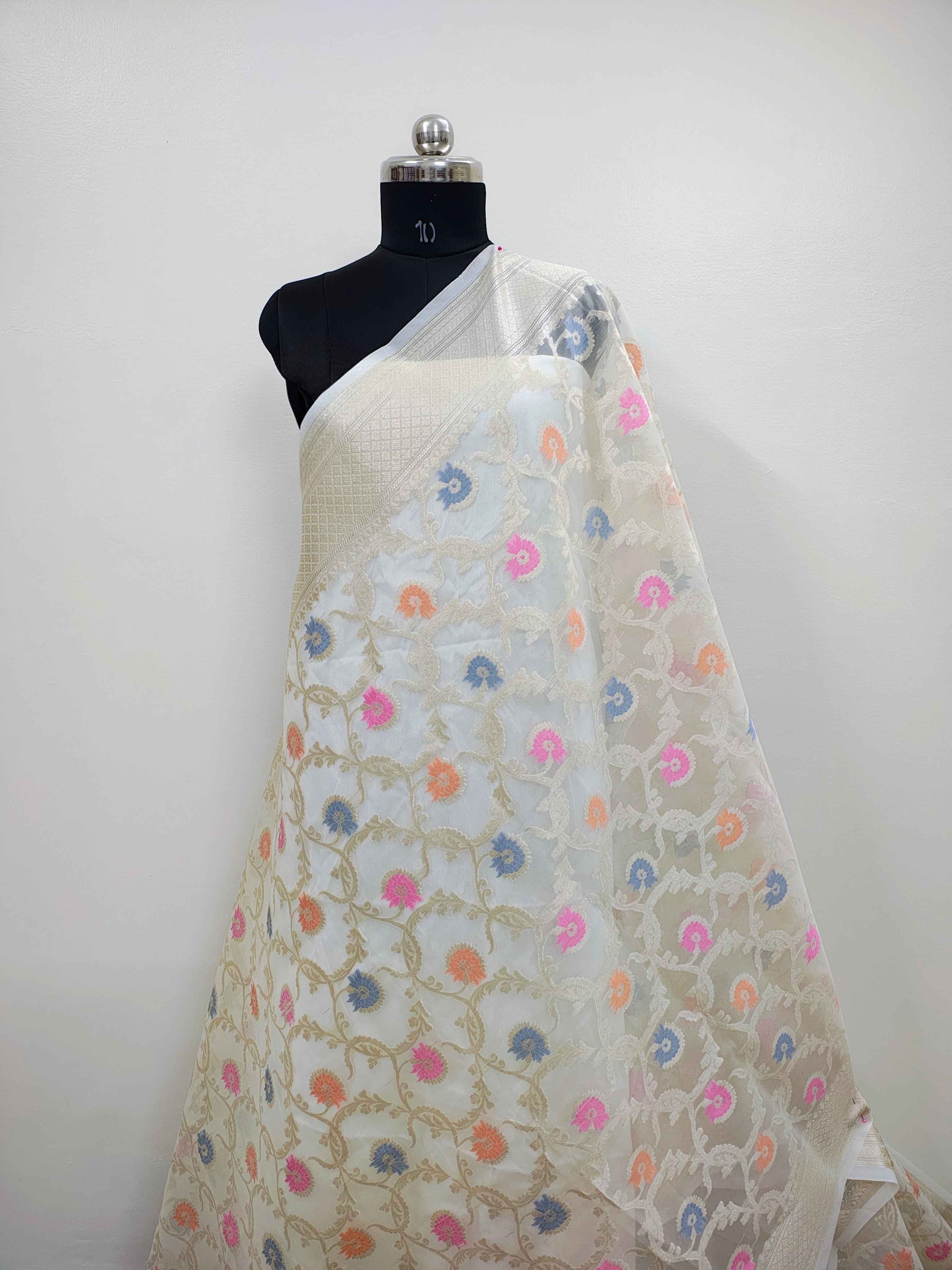 Banarasi Silk Saree/Floral Jaal Pattern
